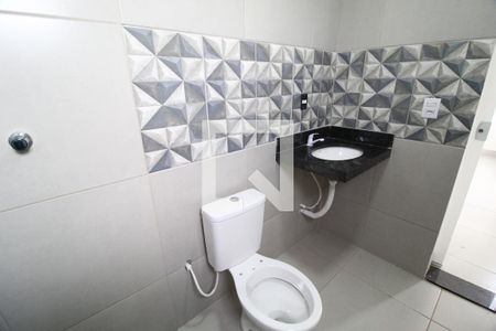 Banheiro de kitnet/studio para alugar com 1 quarto, 33m² em Umuarama, Uberlândia