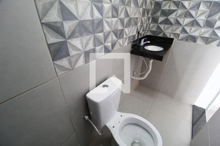 Banheiro de kitnet/studio para alugar com 1 quarto, 33m² em Umuarama, Uberlândia