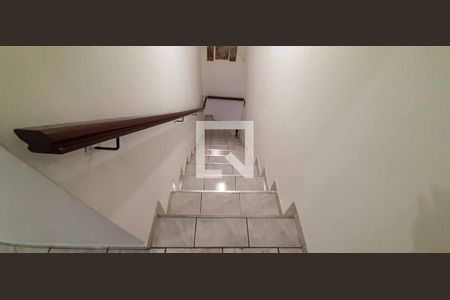 Casa à venda com 241m², 3 quartos e 2 vagas Casa à venda com 241m², 3 quartos e 2 vagasEscada