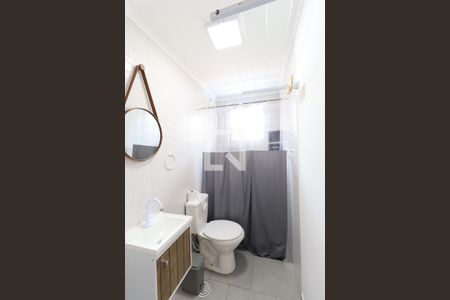 Banheiro de kitnet/studio para alugar com 1 quarto, 21m² em Vila Gustavo, São Paulo