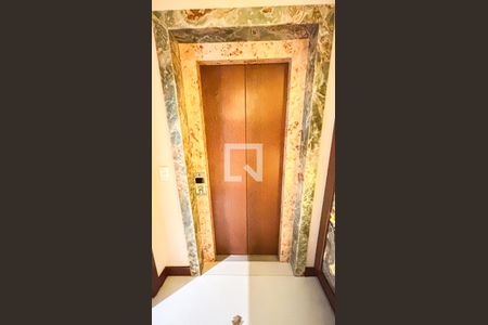 Apartamento à venda com 248m², 3 quartos e 4 vagas Apartamento à venda com 248m², 3 quartos e 4 vagasHall de entrada