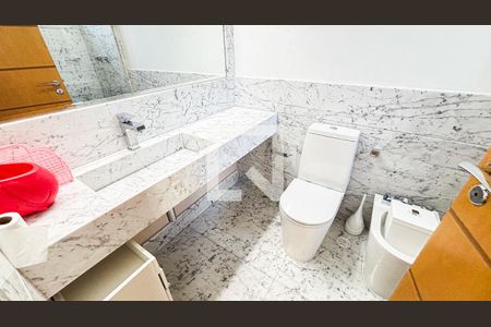 Apartamento à venda com 248m², 3 quartos e 4 vagas Apartamento à venda com 248m², 3 quartos e 4 vagasBanheiro da Suíte 2