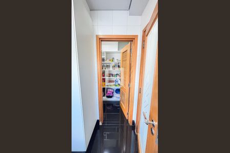 Apartamento à venda com 248m², 3 quartos e 4 vagas Apartamento à venda com 248m², 3 quartos e 4 vagasDespensa