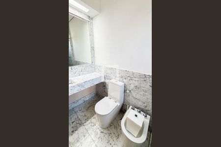 Apartamento à venda com 248m², 3 quartos e 4 vagas Apartamento à venda com 248m², 3 quartos e 4 vagasBanheiro da Suíte 2