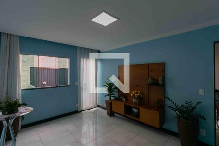 Sala de casa à venda com 4 quartos, 200m² em Heliópolis, Belo Horizonte