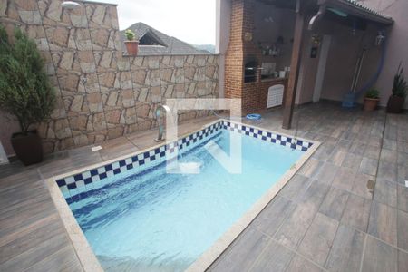 Casa à venda com 238m², 4 quartos e 3 vagas Casa à venda com 238m², 4 quartos e 3 vagasPiscina