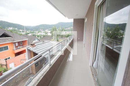 Casa à venda com 238m², 4 quartos e 3 vagas Casa à venda com 238m², 4 quartos e 3 vagasVaranda da Suíte 2