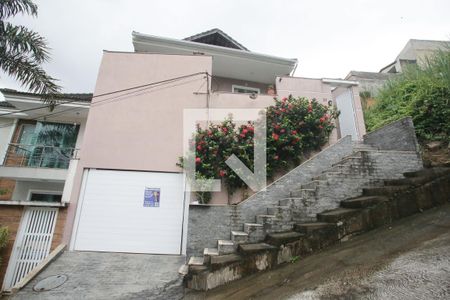 Casa à venda com 238m², 4 quartos e 3 vagas Casa à venda com 238m², 4 quartos e 3 vagasFachada da Casa