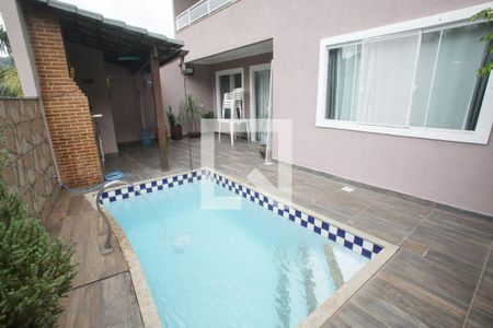 Casa à venda com 238m², 4 quartos e 3 vagas Casa à venda com 238m², 4 quartos e 3 vagasPiscina