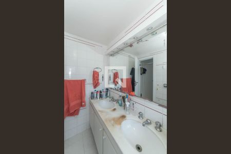 Apartamento para alugar com 168m², 4 quartos e 2 vagas Apartamento para alugar com 168m², 4 quartos e 2 vagasBanheiro da Suíte