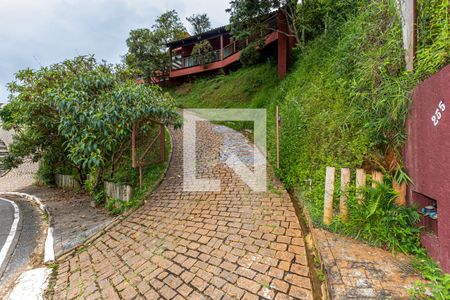 Casa de condomínio à venda com 286m², 4 quartos e 2 vagas Casa de condomínio à venda com 286m², 4 quartos e 2 vagasFachada