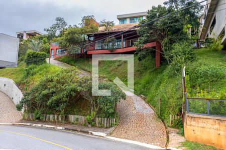 Casa de condomínio à venda com 286m², 4 quartos e 2 vagas Casa de condomínio à venda com 286m², 4 quartos e 2 vagasFachada