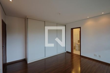 Casa de condomínio à venda com 286m², 4 quartos e 2 vagas Casa de condomínio à venda com 286m², 4 quartos e 2 vagasQuarto 2