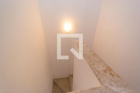 Casa à venda com 250m², 3 quartos e 8 vagas Casa à venda com 250m², 3 quartos e 8 vagasEscada