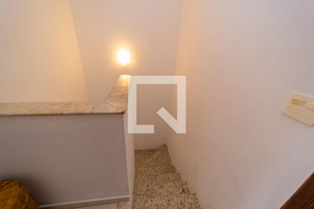 Casa à venda com 250m², 3 quartos e 8 vagas Casa à venda com 250m², 3 quartos e 8 vagasEscada