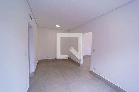 Casa à venda com 250m², 3 quartos e 8 vagas Casa à venda com 250m², 3 quartos e 8 vagasAnexo / Edícula