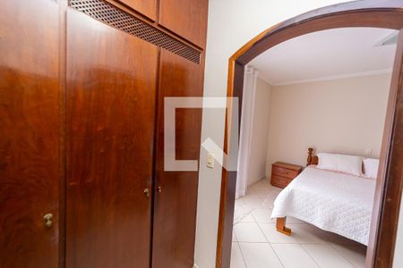 Casa à venda com 250m², 3 quartos e 8 vagas Casa à venda com 250m², 3 quartos e 8 vagasCloset