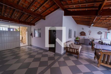 Casa à venda com 250m², 3 quartos e 8 vagas Casa à venda com 250m², 3 quartos e 8 vagasGaragem