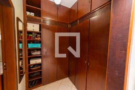 Casa à venda com 250m², 3 quartos e 8 vagas Casa à venda com 250m², 3 quartos e 8 vagasCloset