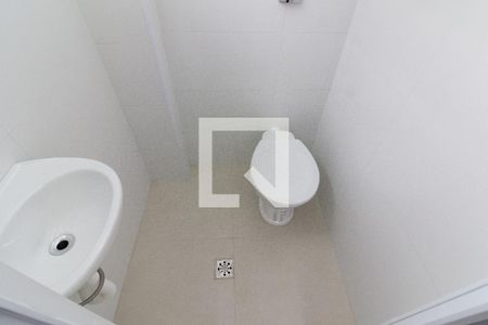 Banheiro de kitnet/studio para alugar com 1 quarto, 12m² em Vila Gomes, São Paulo