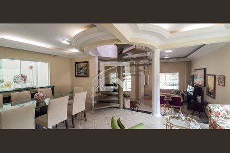 Casa à venda com 250m², 3 quartos e 3 vagas Casa à venda com 250m², 3 quartos e 3 vagasSala de Jantar