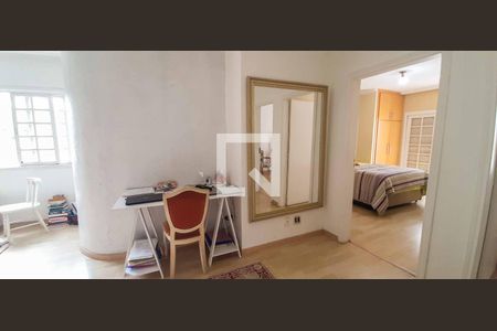 Casa à venda com 250m², 3 quartos e 3 vagas Casa à venda com 250m², 3 quartos e 3 vagasEscritório