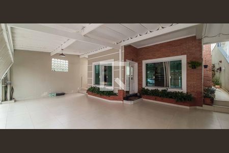 Casa à venda com 250m², 3 quartos e 3 vagas Casa à venda com 250m², 3 quartos e 3 vagasGaragem