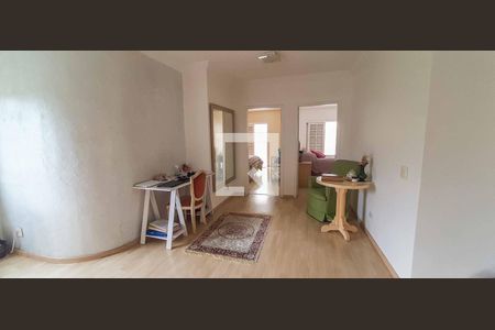 Casa à venda com 250m², 3 quartos e 3 vagas Casa à venda com 250m², 3 quartos e 3 vagasEscritório