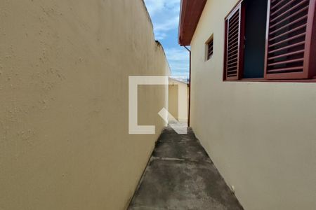 Casa à venda com 232m², 4 quartos e 3 vagas Casa à venda com 232m², 4 quartos e 3 vagasCorredor - Quintal