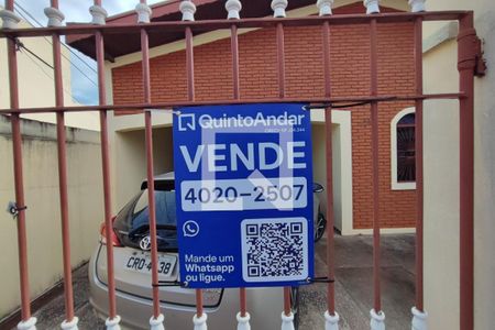 Casa à venda com 232m², 4 quartos e 3 vagas Casa à venda com 232m², 4 quartos e 3 vagasPlaca