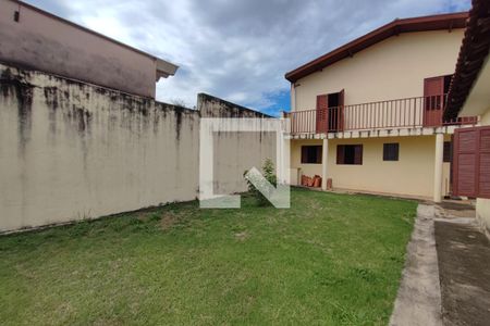 Casa à venda com 232m², 4 quartos e 3 vagas Casa à venda com 232m², 4 quartos e 3 vagasQuintal - Fundos