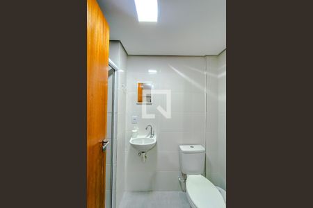 Banheiro de kitnet/studio para alugar com 1 quarto, 40m² em Vila Invernada, São Paulo