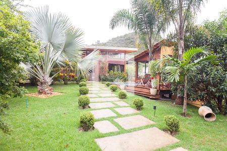 Casa de condomínio à venda com 350m², 3 quartos e 2 vagas Casa de condomínio à venda com 350m², 3 quartos e 2 vagasPiscina / jardin