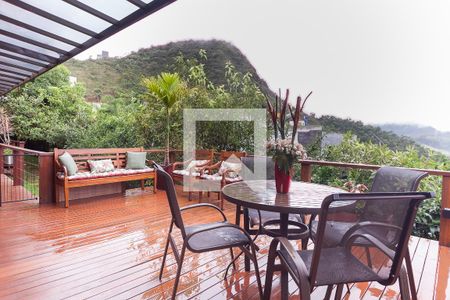 Casa de condomínio à venda com 350m², 3 quartos e 2 vagas Casa de condomínio à venda com 350m², 3 quartos e 2 vagasdeck