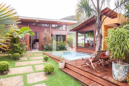 Casa de condomínio à venda com 350m², 3 quartos e 2 vagas Casa de condomínio à venda com 350m², 3 quartos e 2 vagasPiscina