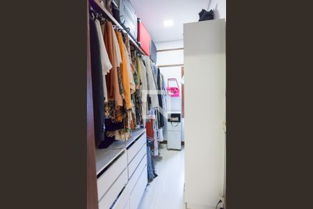 Casa de condomínio à venda com 350m², 3 quartos e 2 vagas Casa de condomínio à venda com 350m², 3 quartos e 2 vagasCloset da suíte 2