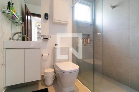 Casa de condomínio à venda com 555m², 4 quartos e 2 vagas Casa de condomínio à venda com 555m², 4 quartos e 2 vagasBanheiro da Suíte 02