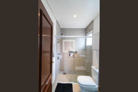 Casa de condomínio à venda com 555m², 4 quartos e 2 vagas Casa de condomínio à venda com 555m², 4 quartos e 2 vagasBanheiro da Suíte 01