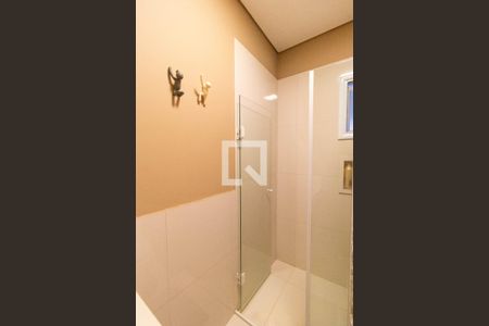 Casa de condomínio à venda com 555m², 4 quartos e 2 vagas Casa de condomínio à venda com 555m², 4 quartos e 2 vagasBanheiro da Academia