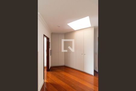 Casa de condomínio à venda com 555m², 4 quartos e 2 vagas Casa de condomínio à venda com 555m², 4 quartos e 2 vagasCorredor