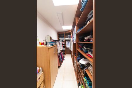 Casa de condomínio à venda com 555m², 4 quartos e 2 vagas Casa de condomínio à venda com 555m², 4 quartos e 2 vagasCloset da Suíte 03