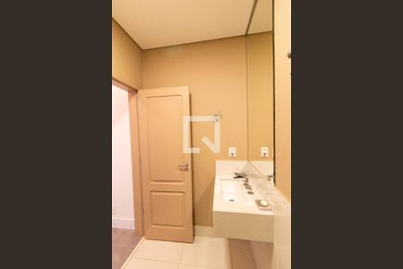 Casa de condomínio à venda com 555m², 4 quartos e 2 vagas Casa de condomínio à venda com 555m², 4 quartos e 2 vagasBanheiro da Academia