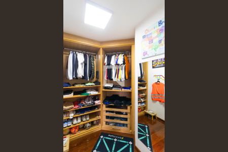 Casa de condomínio à venda com 555m², 4 quartos e 2 vagas Casa de condomínio à venda com 555m², 4 quartos e 2 vagasCloset da Suíte 01