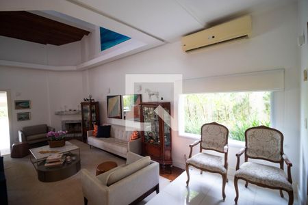 Casa de condomínio à venda com 555m², 4 quartos e 2 vagas Casa de condomínio à venda com 555m², 4 quartos e 2 vagasSalas