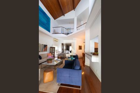 Casa de condomínio à venda com 555m², 4 quartos e 2 vagas Casa de condomínio à venda com 555m², 4 quartos e 2 vagasSalas