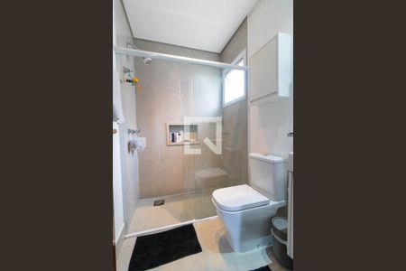 Casa de condomínio à venda com 555m², 4 quartos e 2 vagas Casa de condomínio à venda com 555m², 4 quartos e 2 vagasBanheiro da Suíte 01