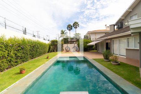 Casa de condomínio à venda com 555m², 4 quartos e 2 vagas Casa de condomínio à venda com 555m², 4 quartos e 2 vagasQuintal