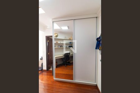 Casa de condomínio à venda com 555m², 4 quartos e 2 vagas Casa de condomínio à venda com 555m², 4 quartos e 2 vagasSuíte 02