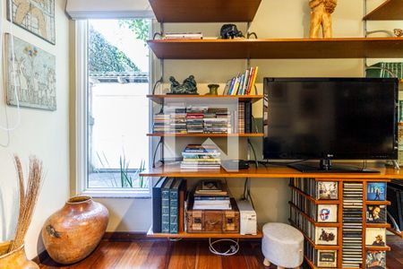 Sala de TV de casa à venda com 5 quartos, 350m² em Cerqueira César, São Paulo