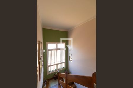 Casa de condomínio à venda com 345m², 4 quartos e sem vaga Casa de condomínio à venda com 345m², 4 quartos e sem vagaEscada